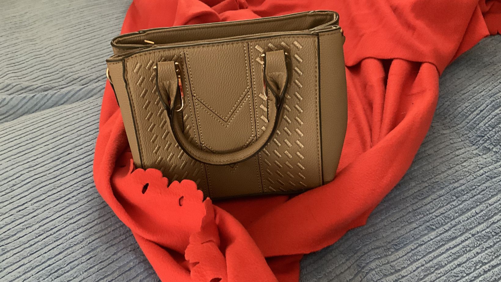 Things to Consider When Looking for a Handbag Manufacturer